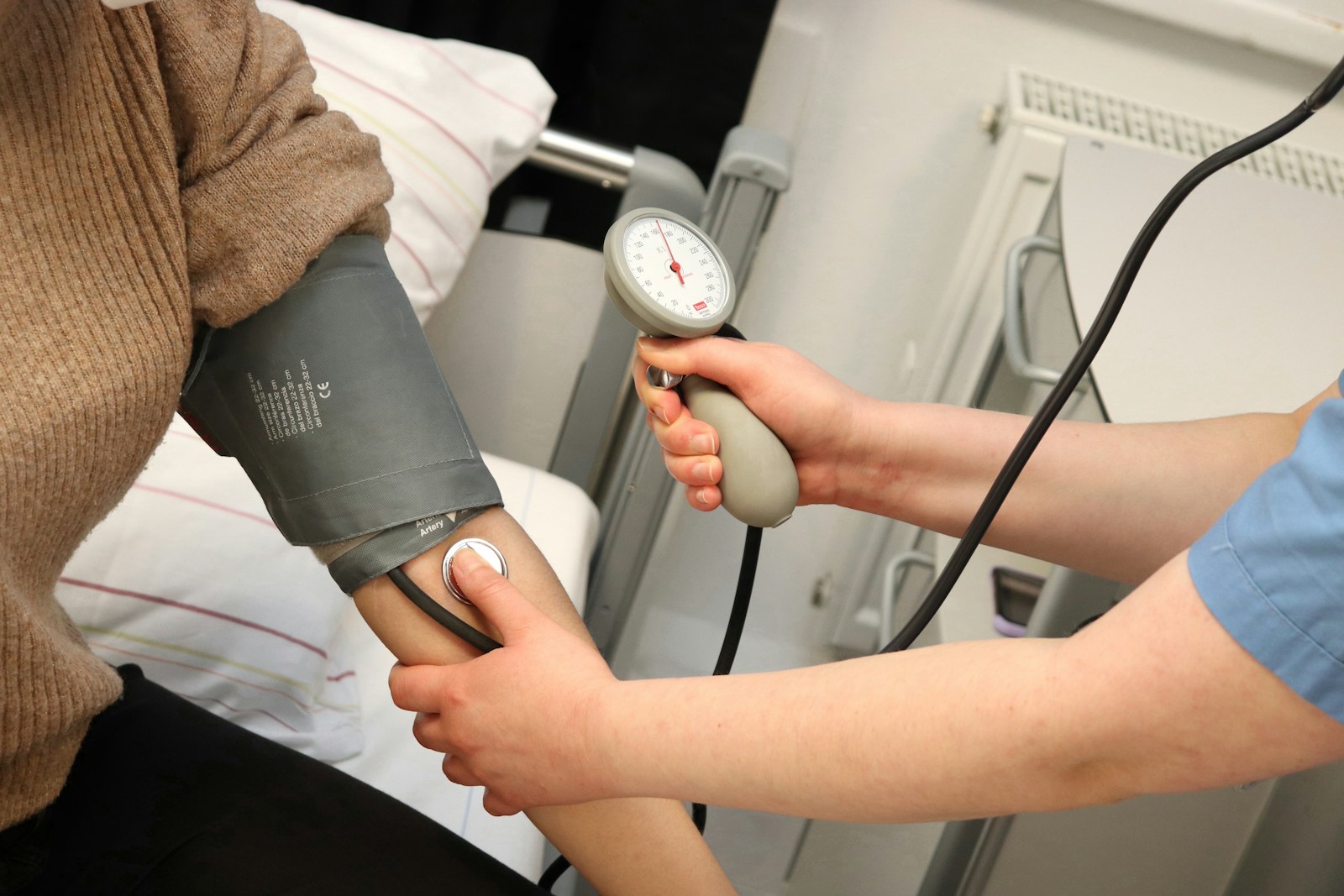 Pressione arteriosa: come tenerla sotto controllo e perché non aspettare i sintomi